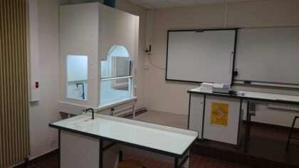 sorbonnes-fenetres-laterales-salle-de-tp